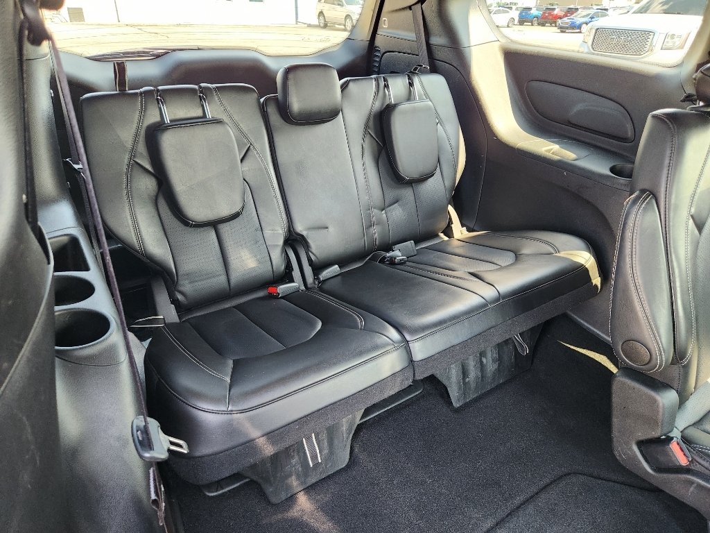 Used 2025 Diamond Black Crystal Pearlcoat Chrysler Select image 17