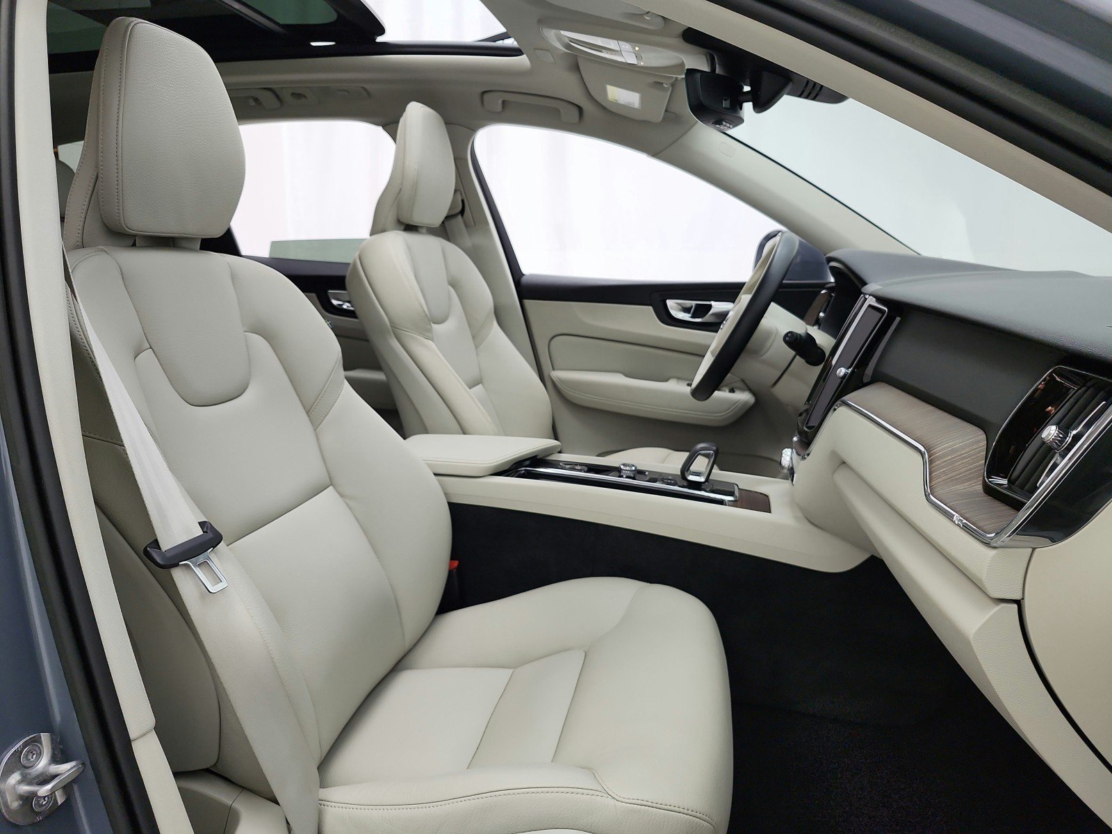 Used 2022 Thunder Grey Metallic Volvo Momentum image 19
