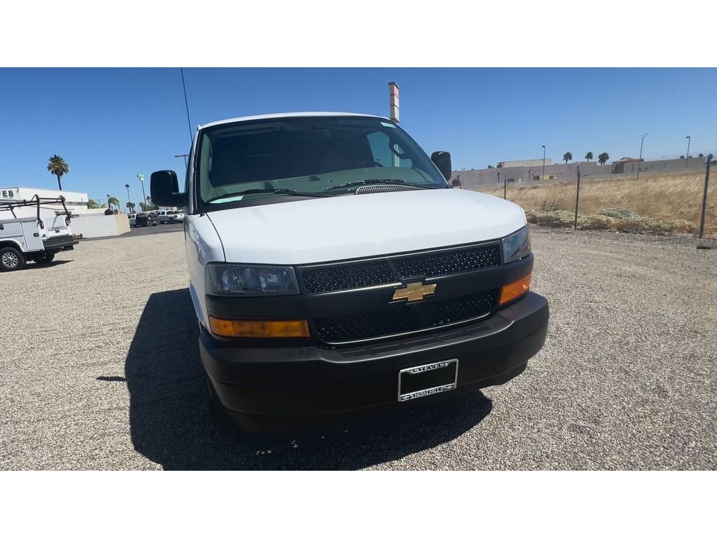 New 2026 Summit White Chevrolet 1WT image 5