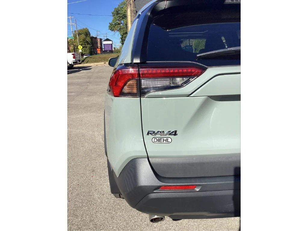 Used 2020  Toyota XLE Premium image 30