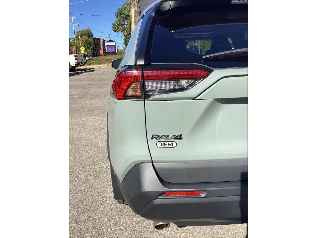 Used 2020  Toyota XLE Premium image 30
