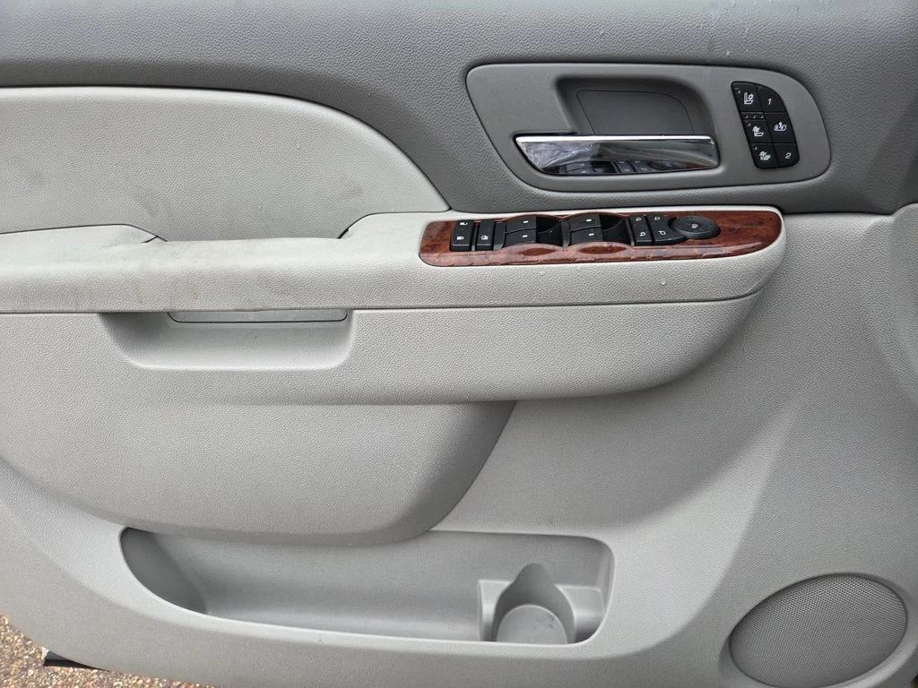 Used 2014 White Chevrolet LTZ image 17