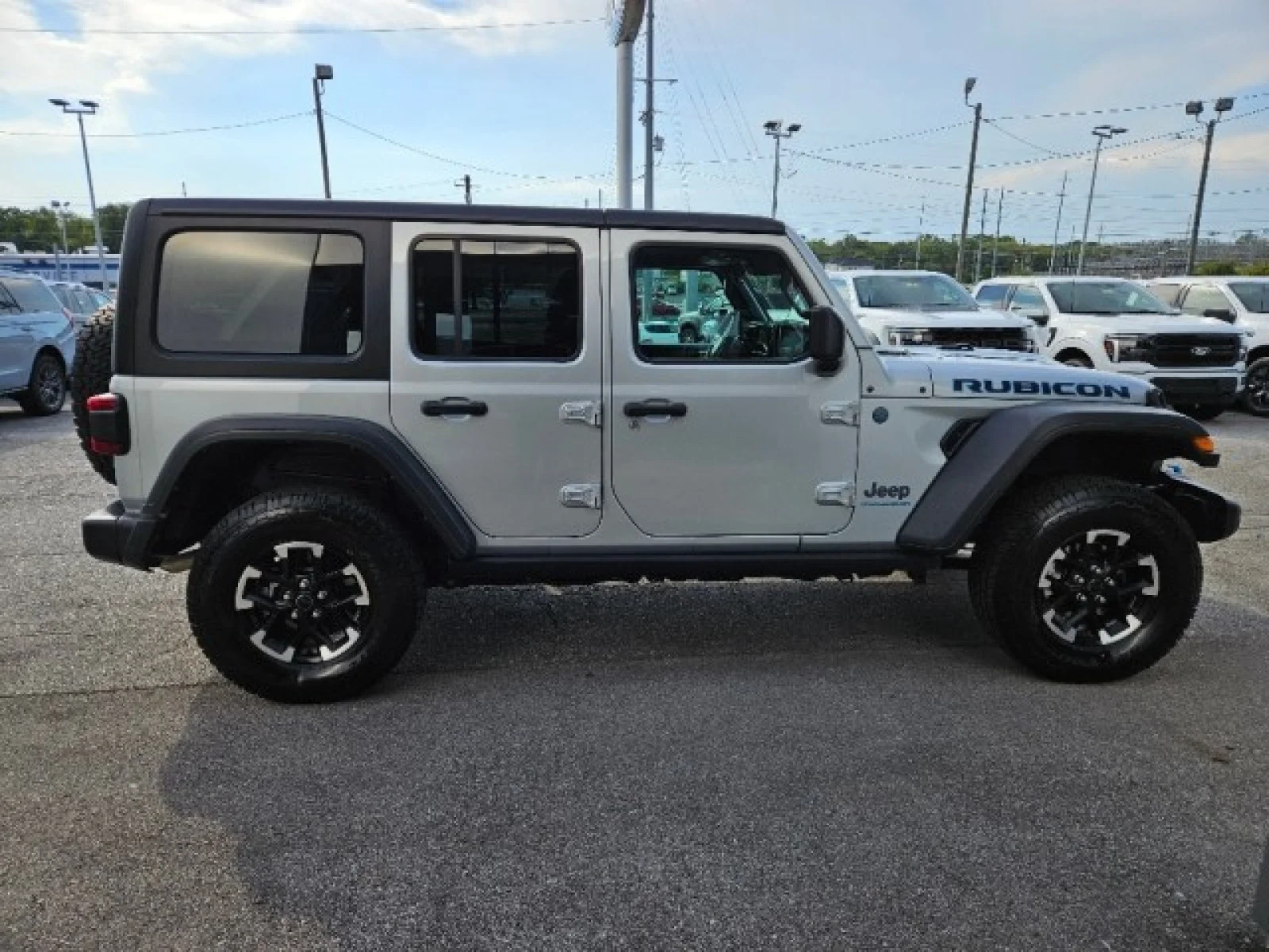 Used 2024 Silver Jeep Rubicon image 7
