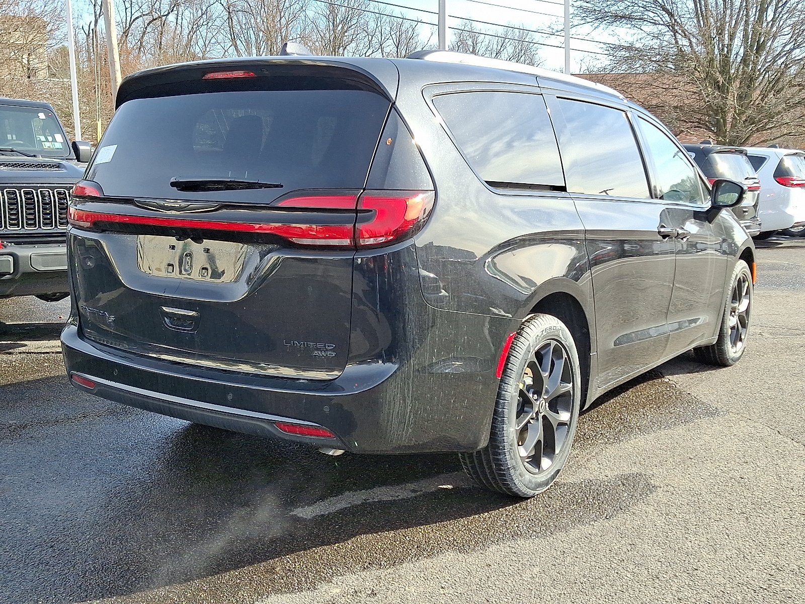 New 2026 Diamond Black Crystal Pearl-Coat Exterior Paint Chrysler Limited AWD image 6