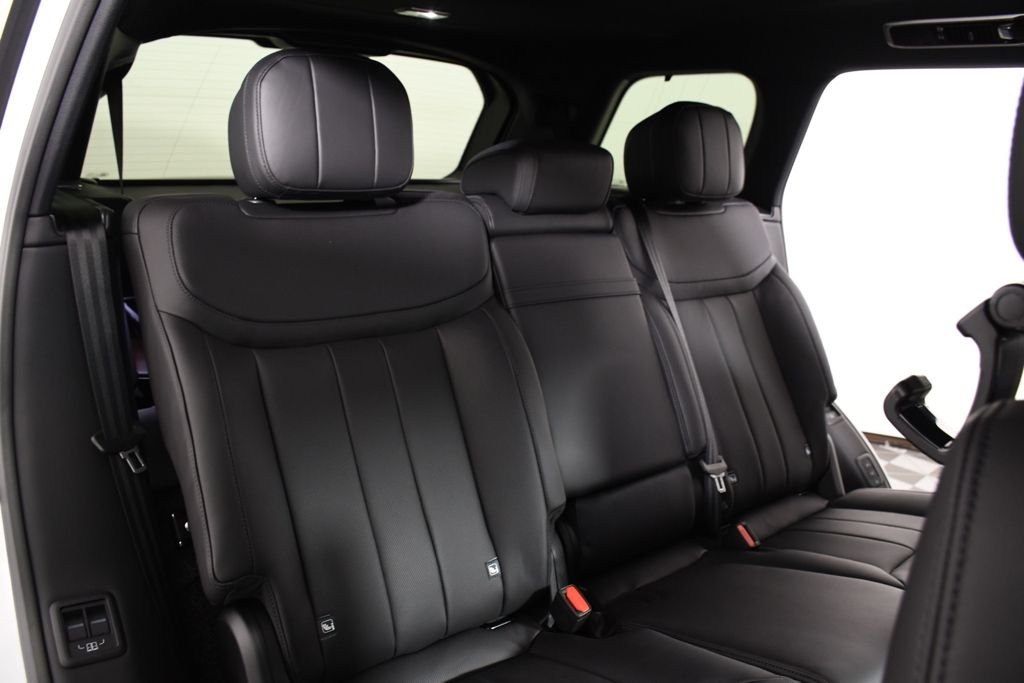 New 2026 Ostuni Perl Wh Land Rover SE image 22