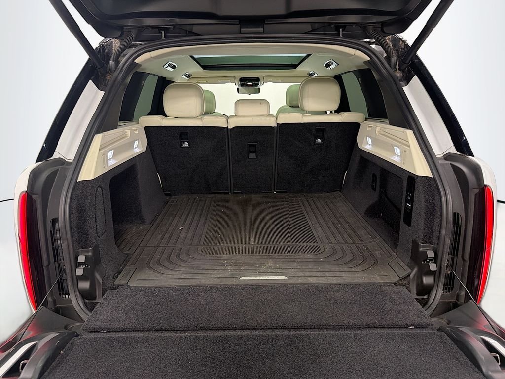 Used 2024 White Land Rover SE image 27
