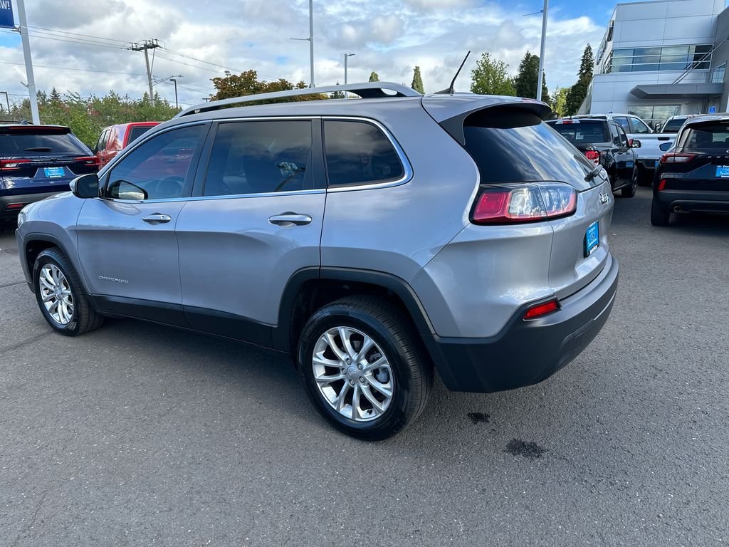 Used 2019 Silver Jeep Latitude image 4