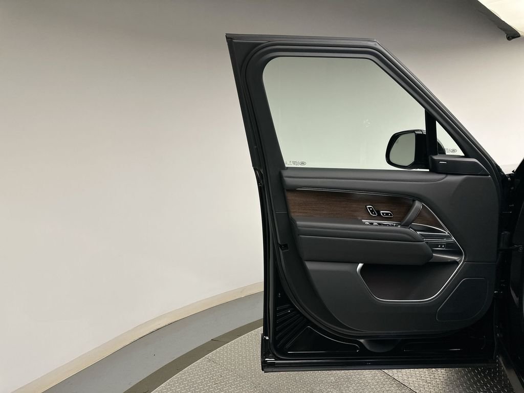 New 2026 Santorini Black LAND ROVER SE LWB 7-Seats / V8 image 9
