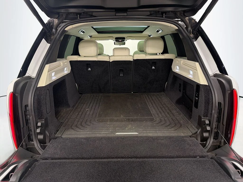 Used 2024  Land Rover SE image 27
