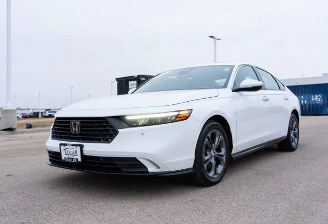 Used 2025 White Honda EX-L image 3