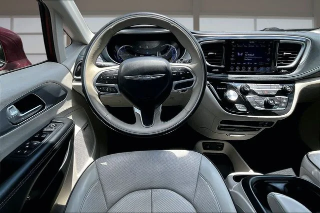 Used 2018 Red Chrysler Limited image 5