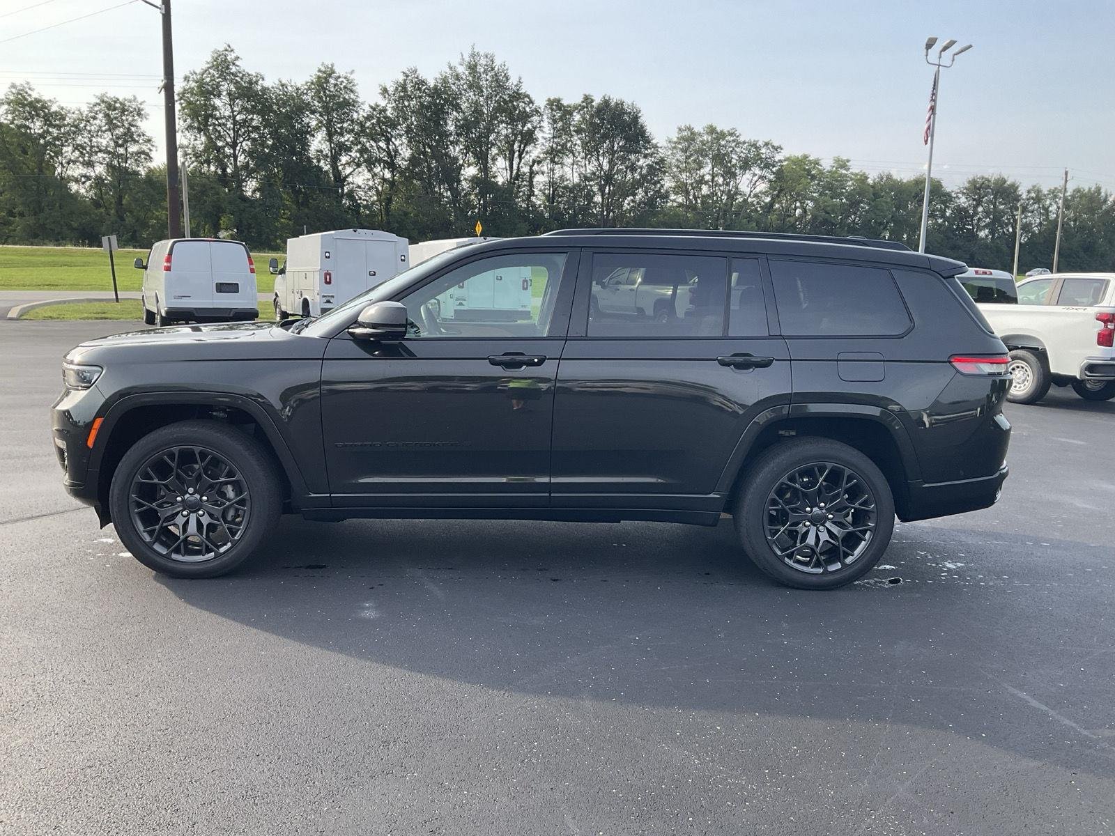 Used 2025  Jeep Summit Reserve image 4
