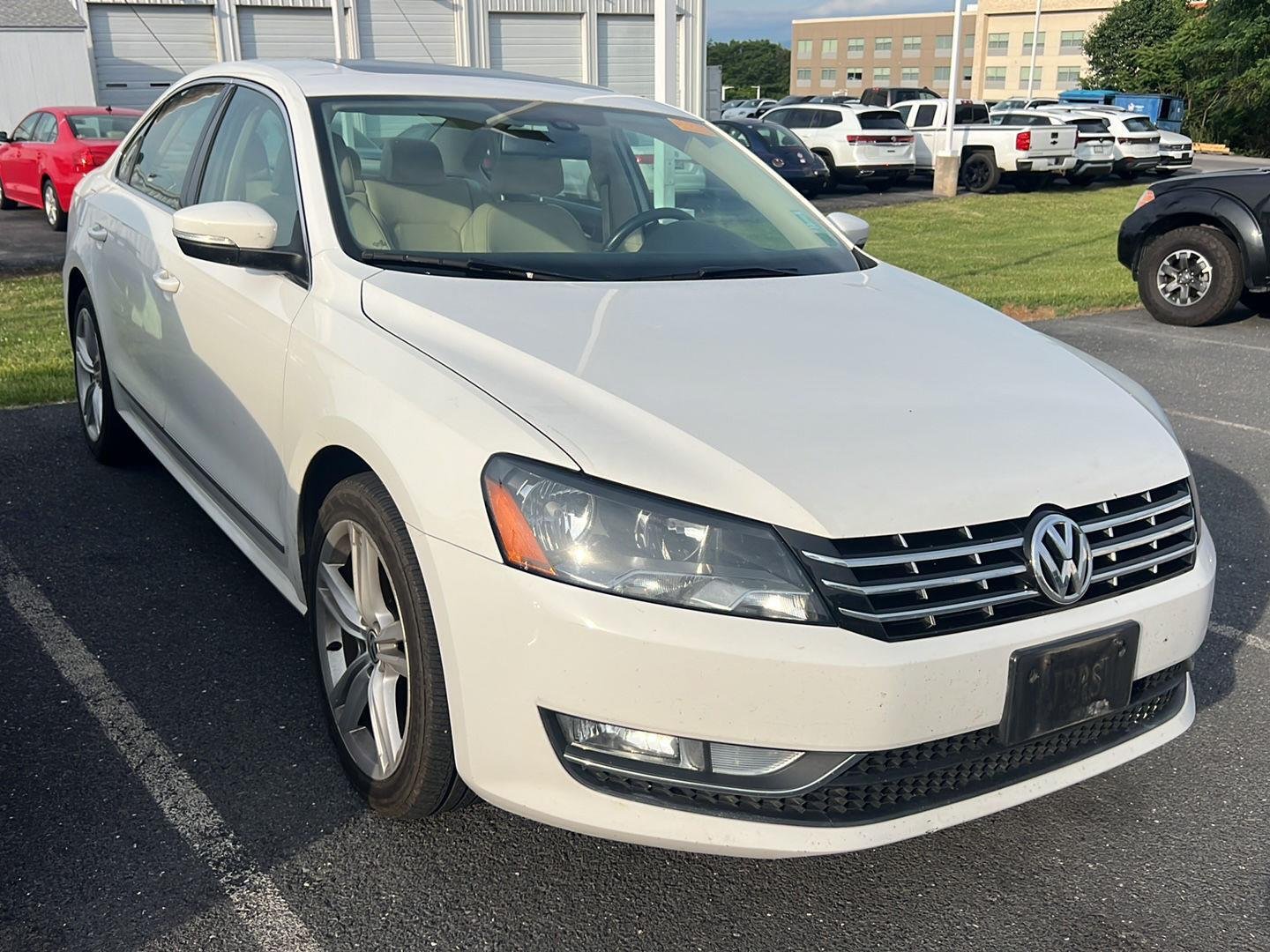 Used 2013 Candy White Volkswagen TDI SE w/Sunroof & Nav image 8