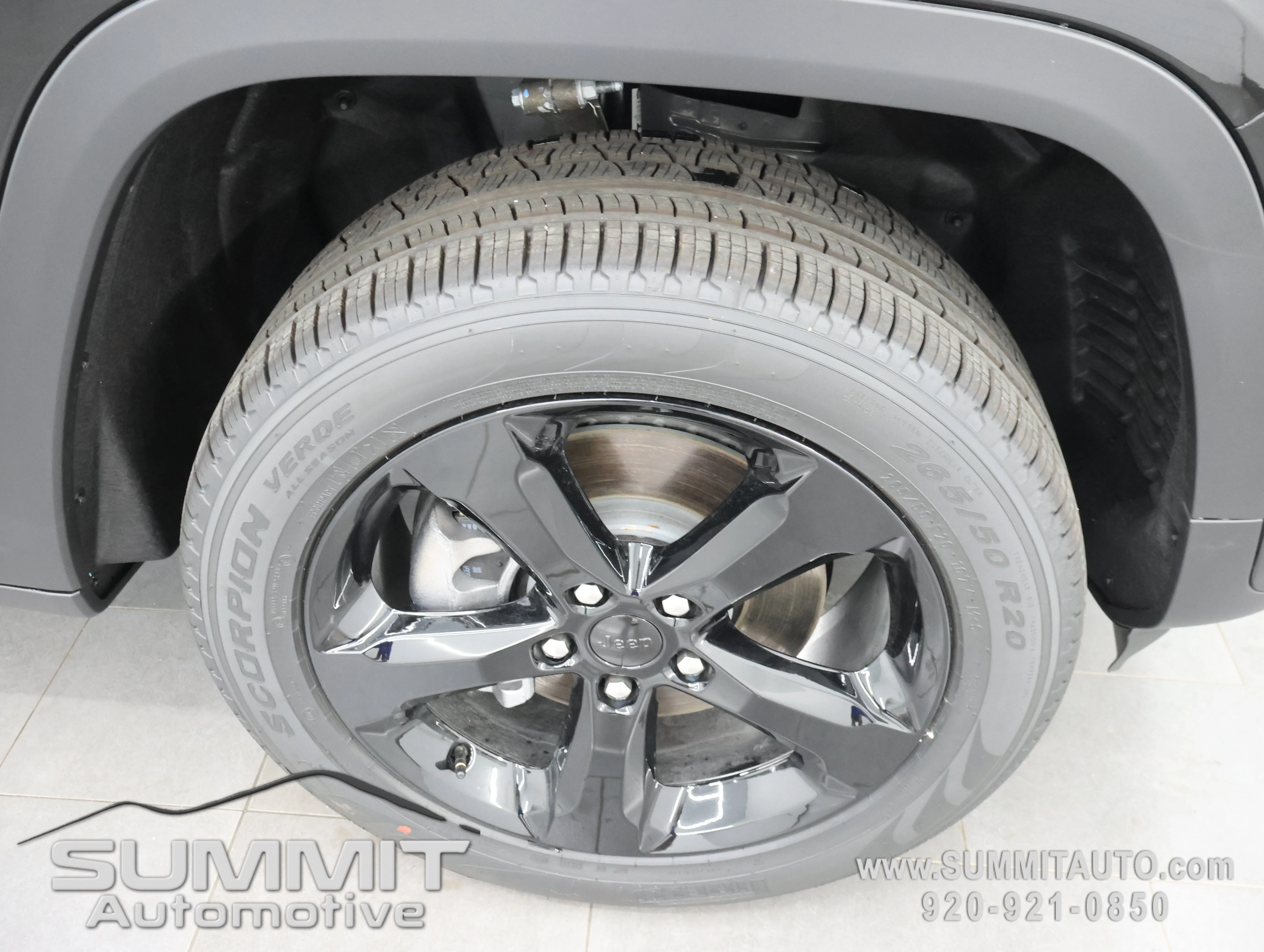 New 2026 Diamond Black Crystal Pearl-Coat Exterior Paint Jeep Limited image 3