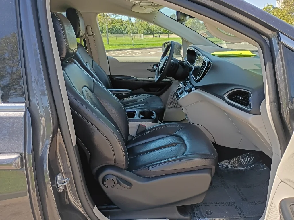 Used 2022 Granite Crystal Metallic Clearcoat Chrysler Touring L image 11