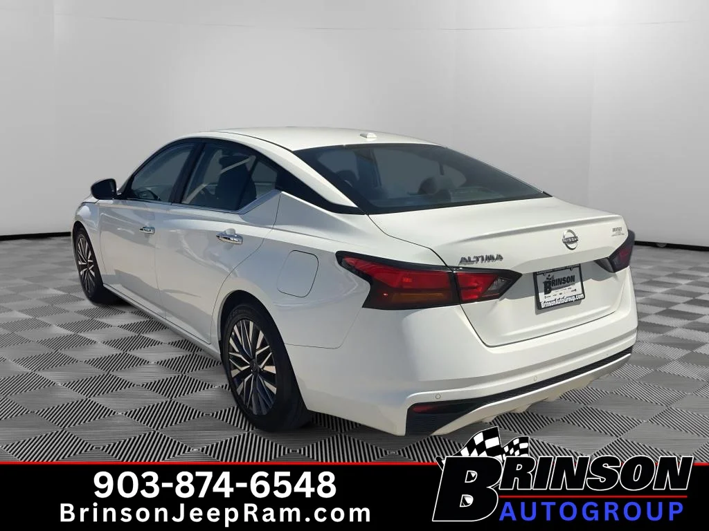 Used 2025 Glacier White Nissan SV image 5