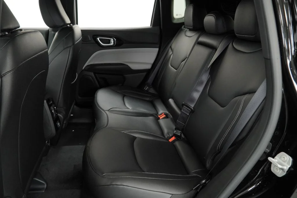 New 2026 Diamond Black Crystal Pearl-Coat Exterior Paint Jeep Limited image 5