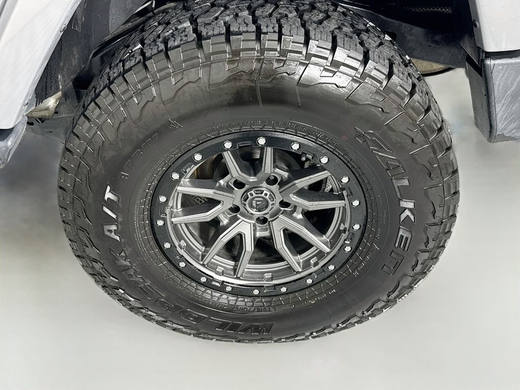 Used 2016 Silver Jeep Sahara image 27