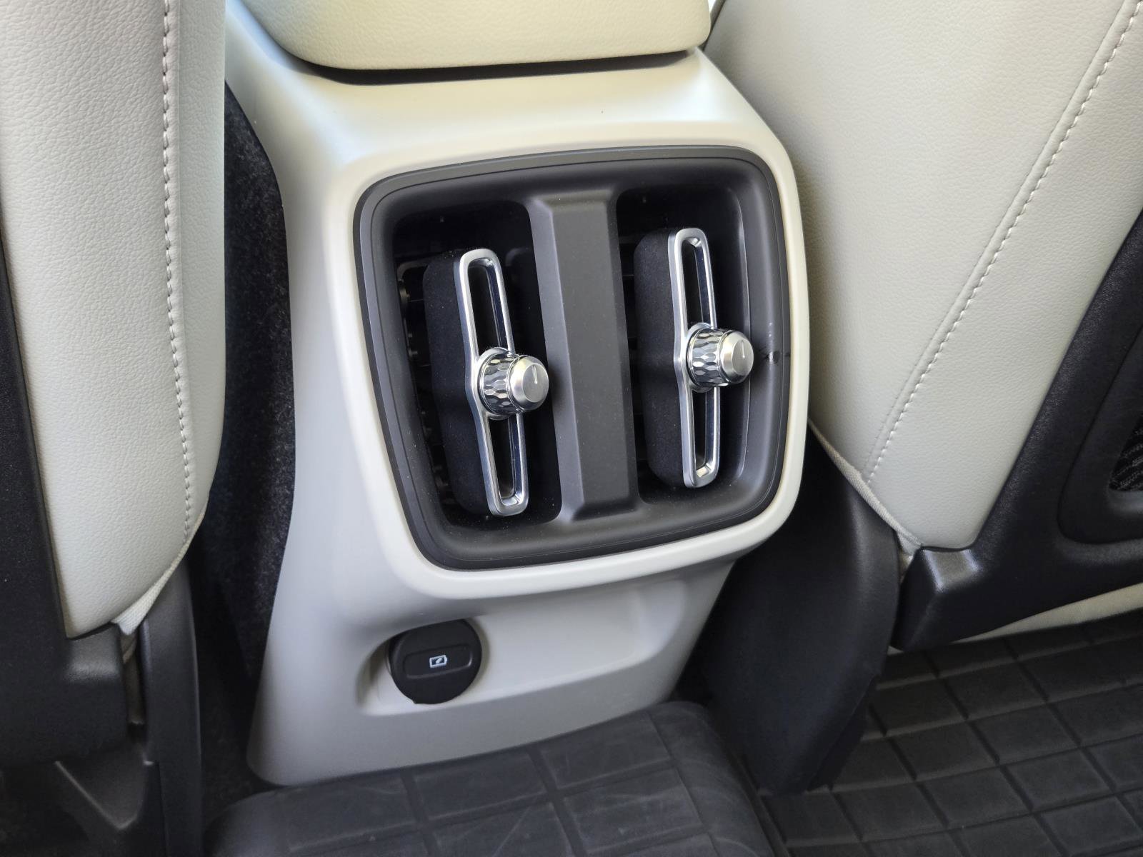 Used 2023 Crystal White Volvo Ultimate Bright Theme image 32