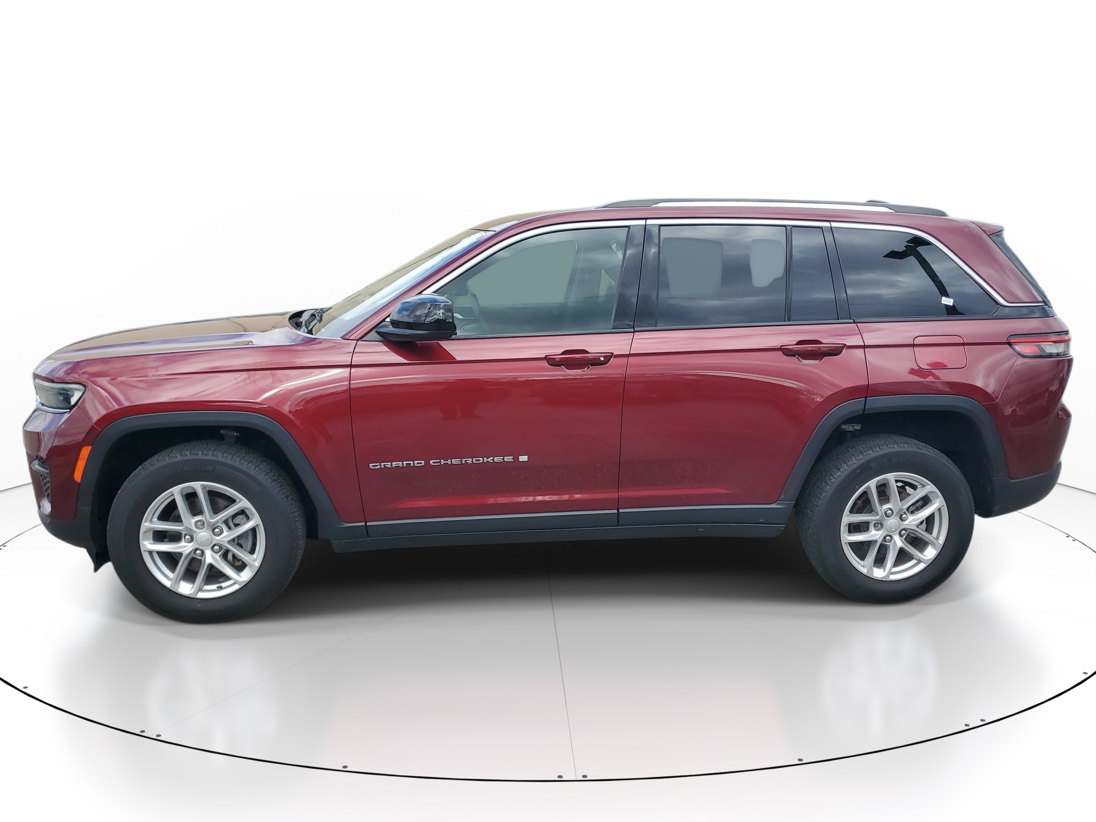 Used 2023 Velvet Red Pearlcoat Jeep Laredo image 3