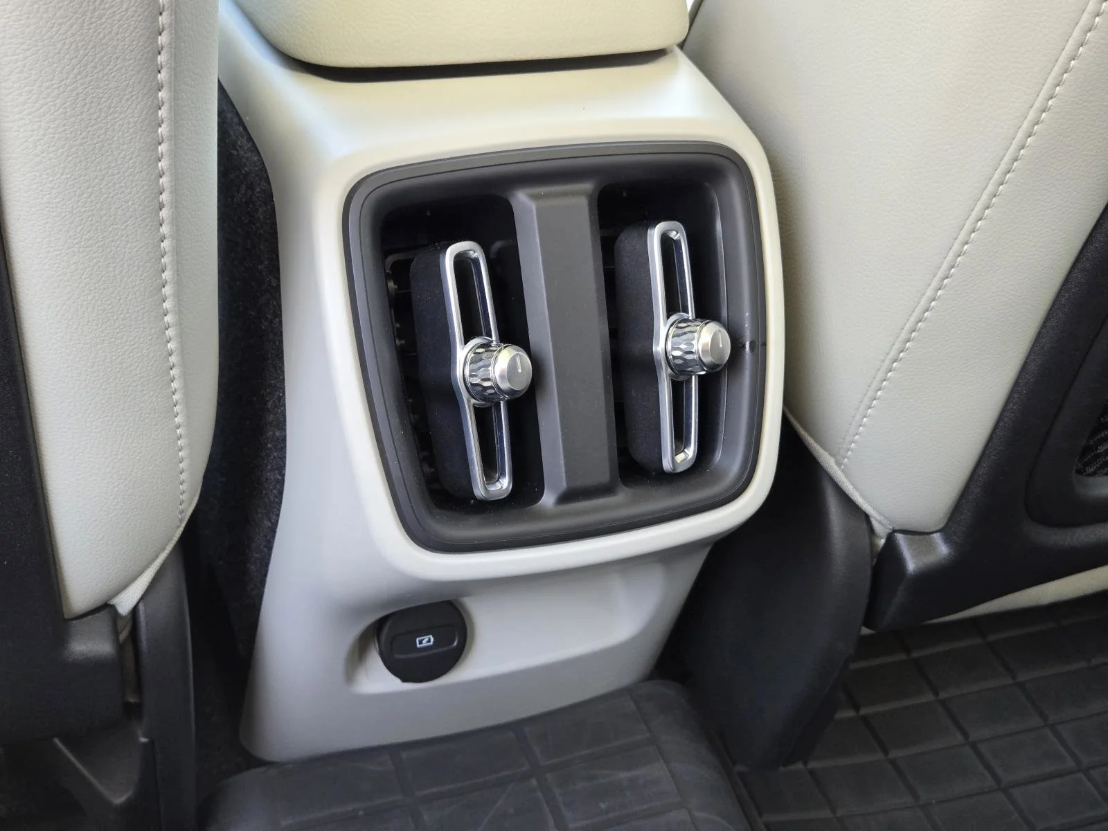Used 2023 Crystal White Volvo Ultimate Bright Theme image 32
