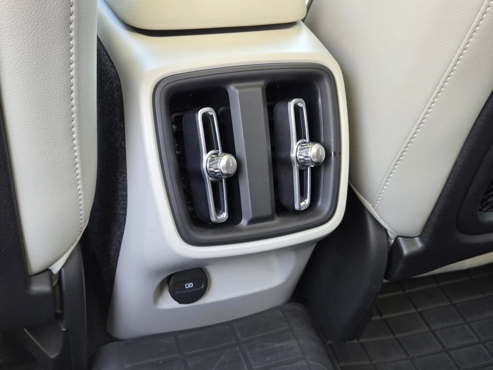 Used 2023 Crystal White Volvo Ultimate Bright Theme image 32