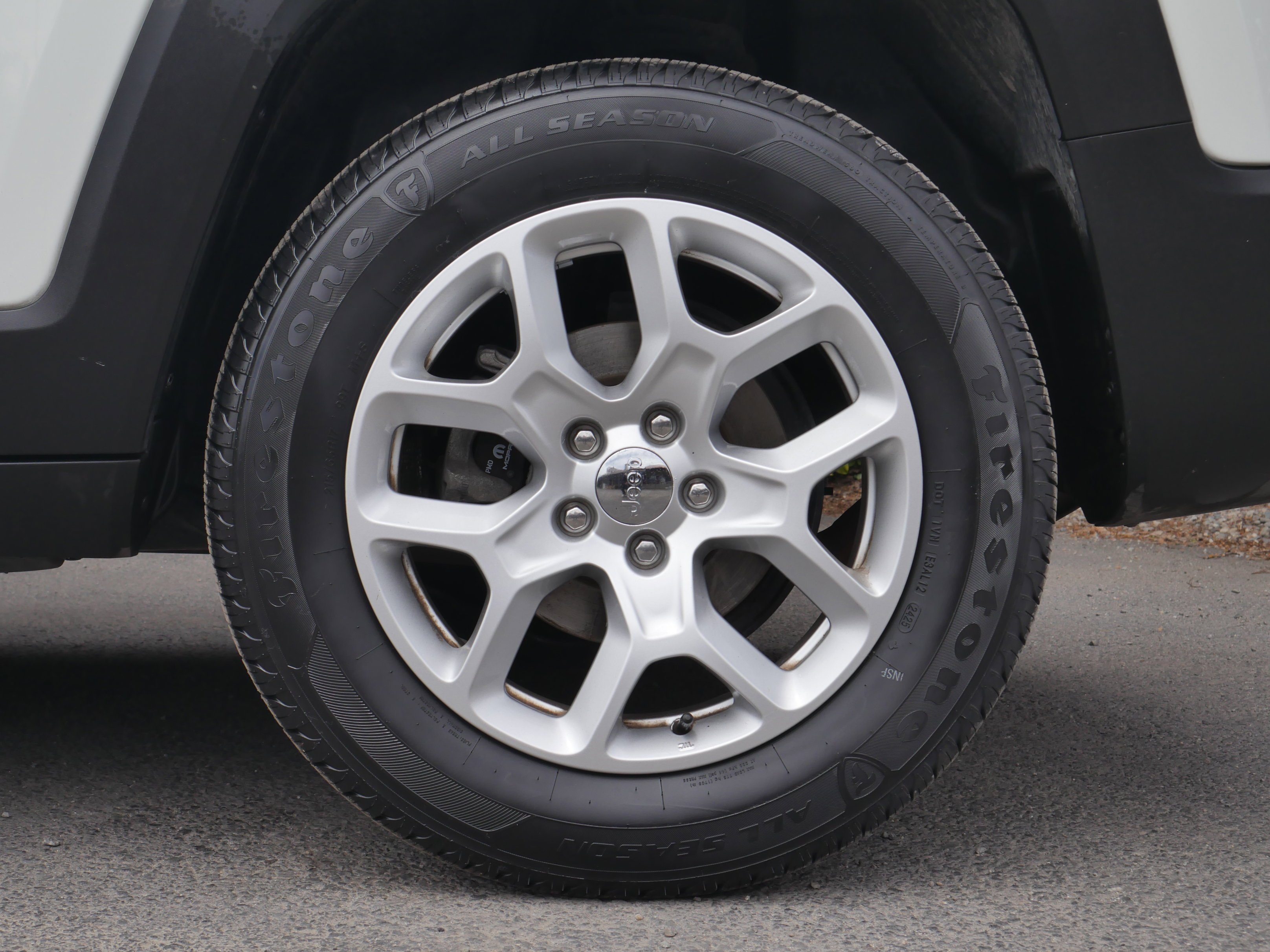 Used 2017 Alpine White Jeep Latitude image 17