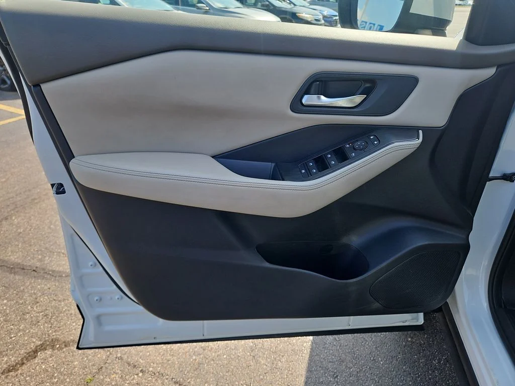 Used 2025 White Nissan SV image 23