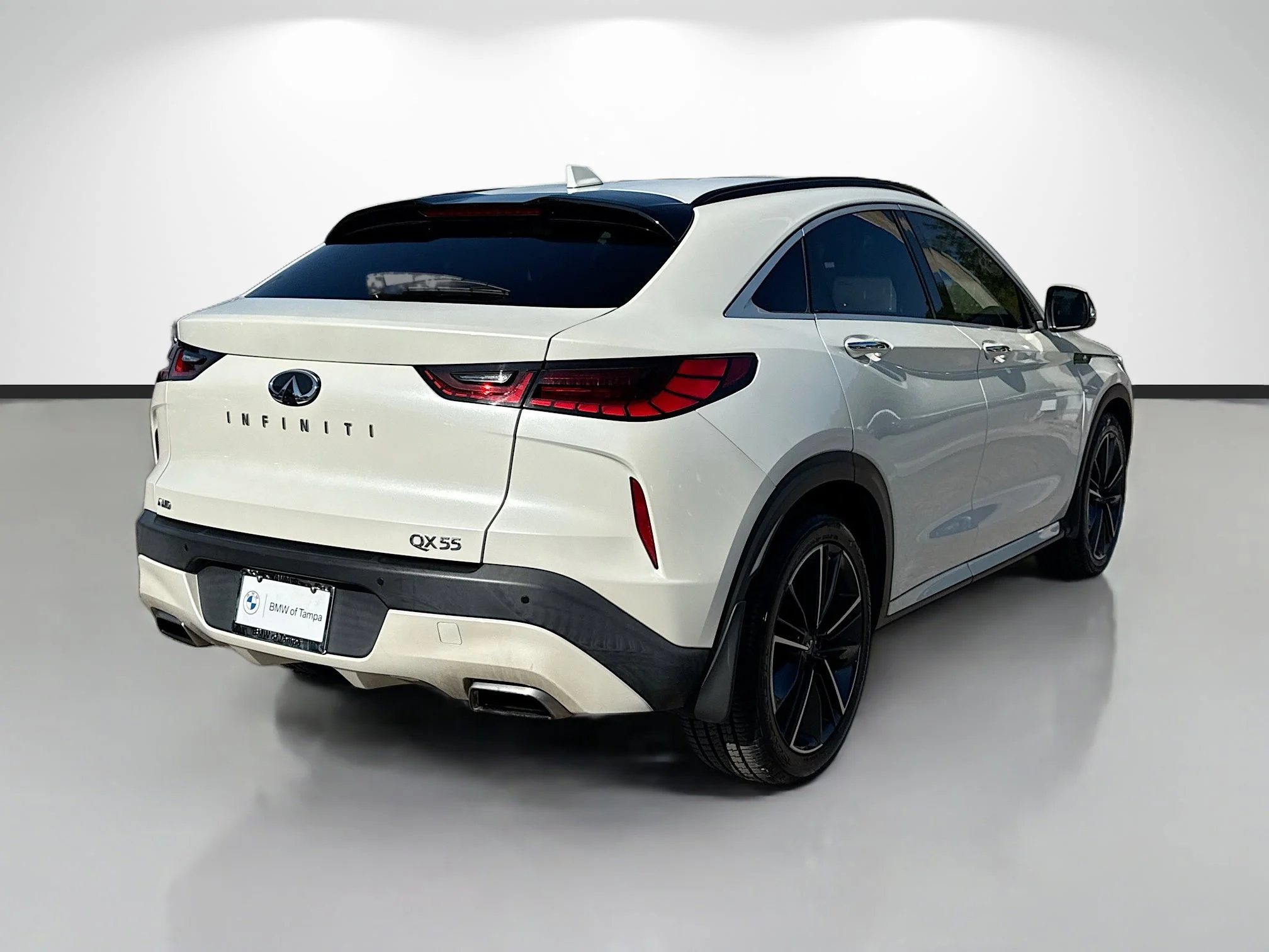 Used 2022 Majestic White INFINITI LUXE image 3