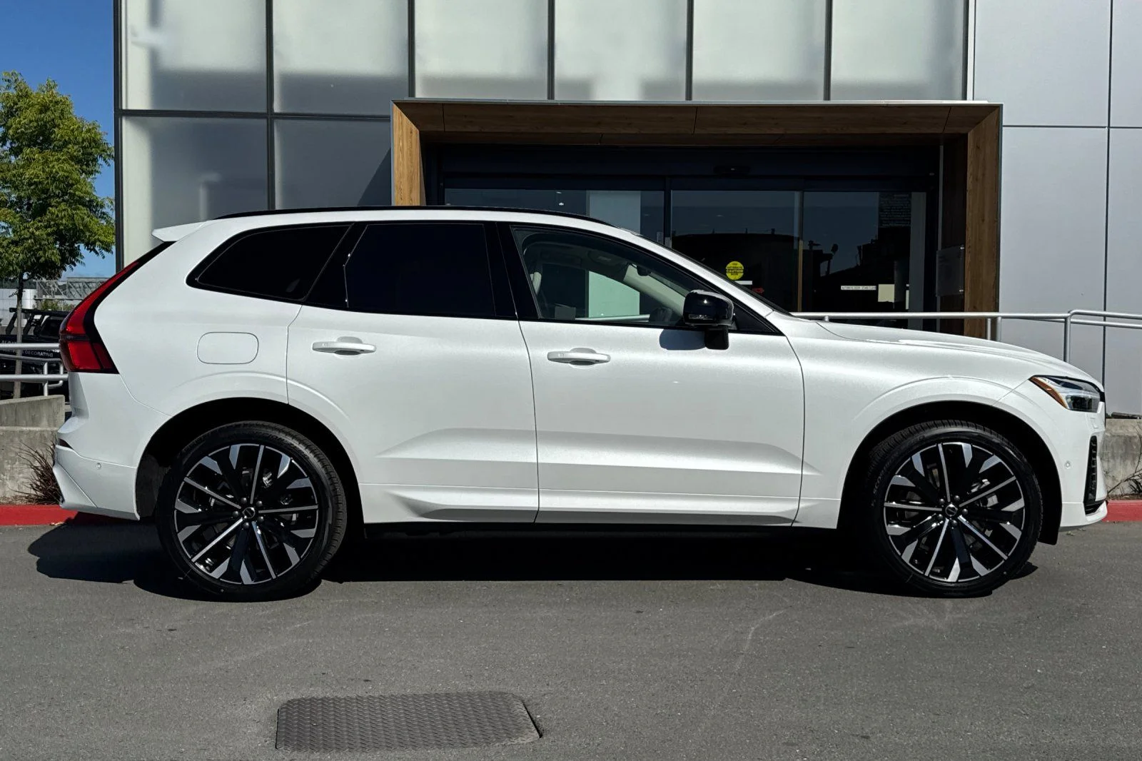 New 2026 Crystal White Volvo T8 Ultra image 8