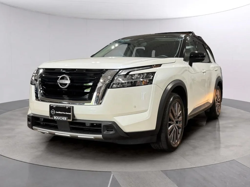 Certified Used 2024 Pearl White Tricoat/Super Black Nissan SL image 8