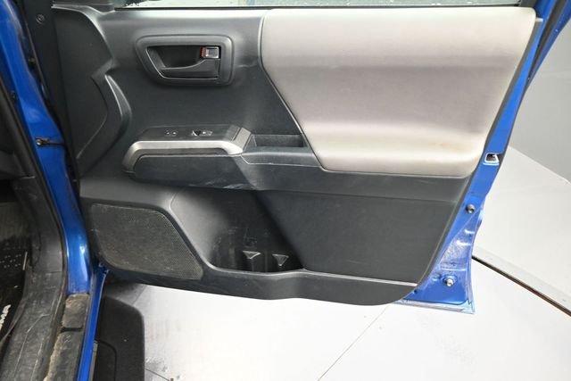 Used 2018 Blue Toyota SR5 image 13