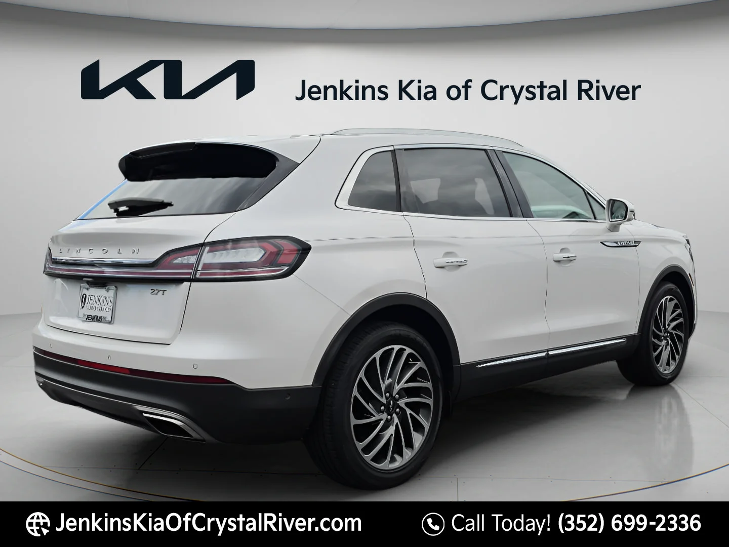 Used 2019 White Platinum Clearcoat Metallic Lincoln Reserve image 5