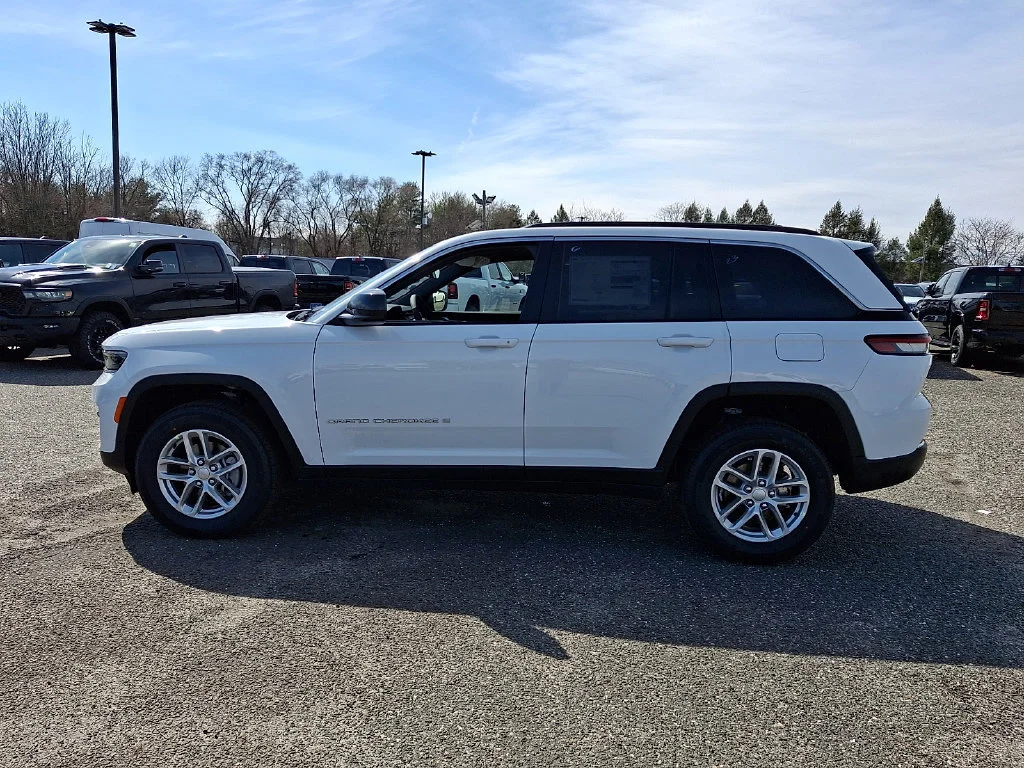 New 2026 Bright White Clear-Coat Exterior Paint Jeep Laredo X image 5