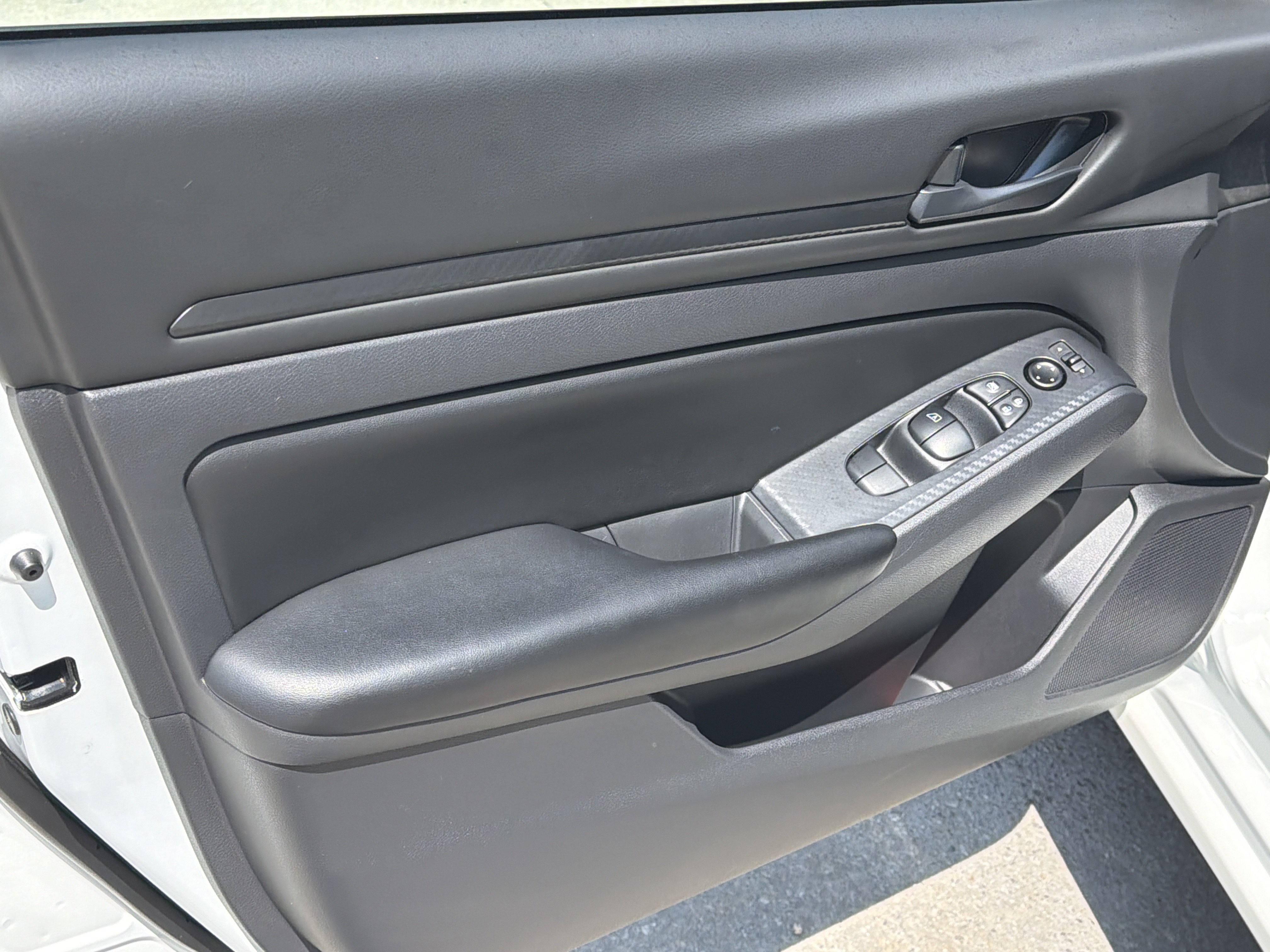 Certified Used 2025 Glacier White Nissan S image 11