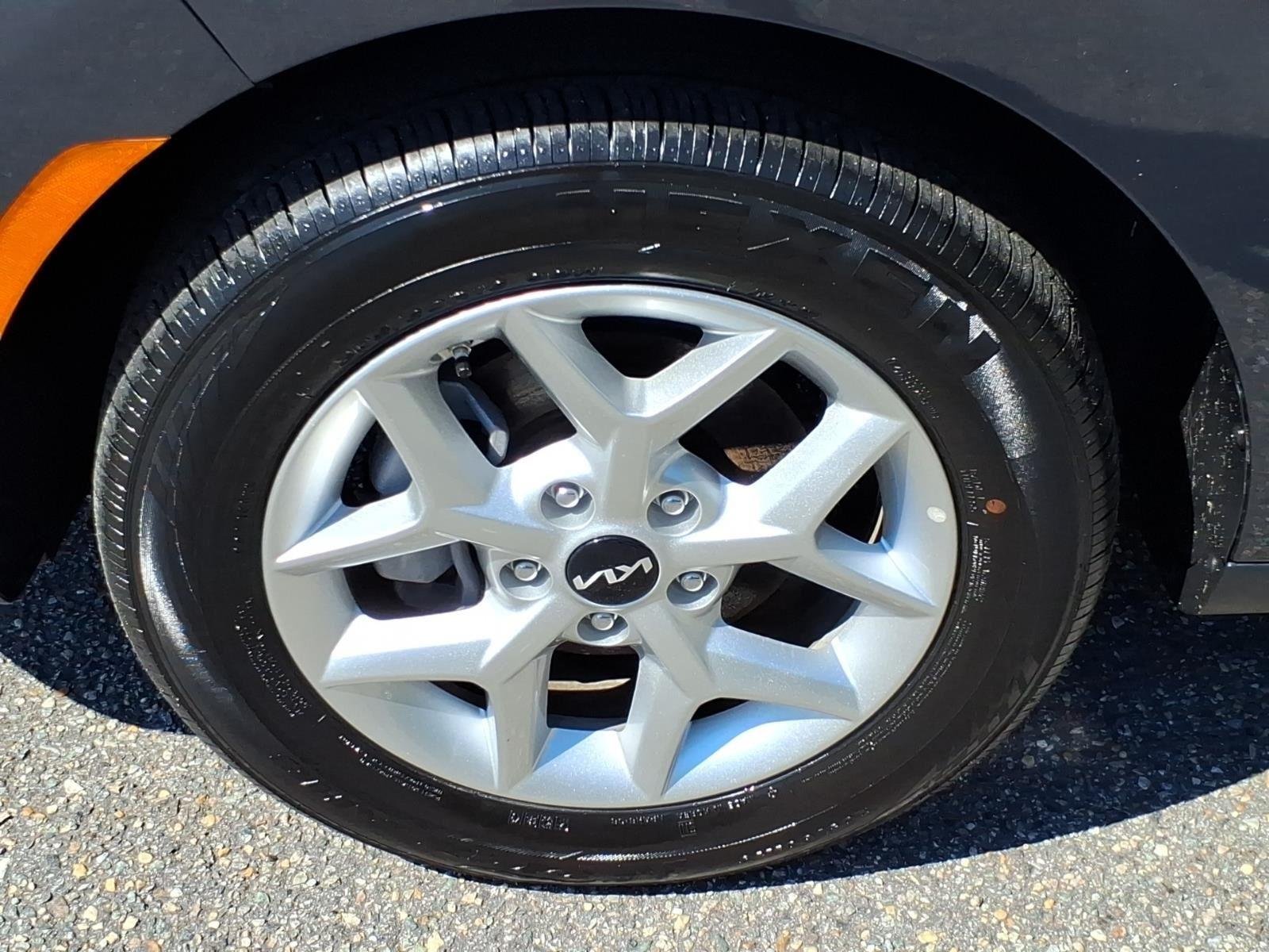 Used 2025  KIA  image 4