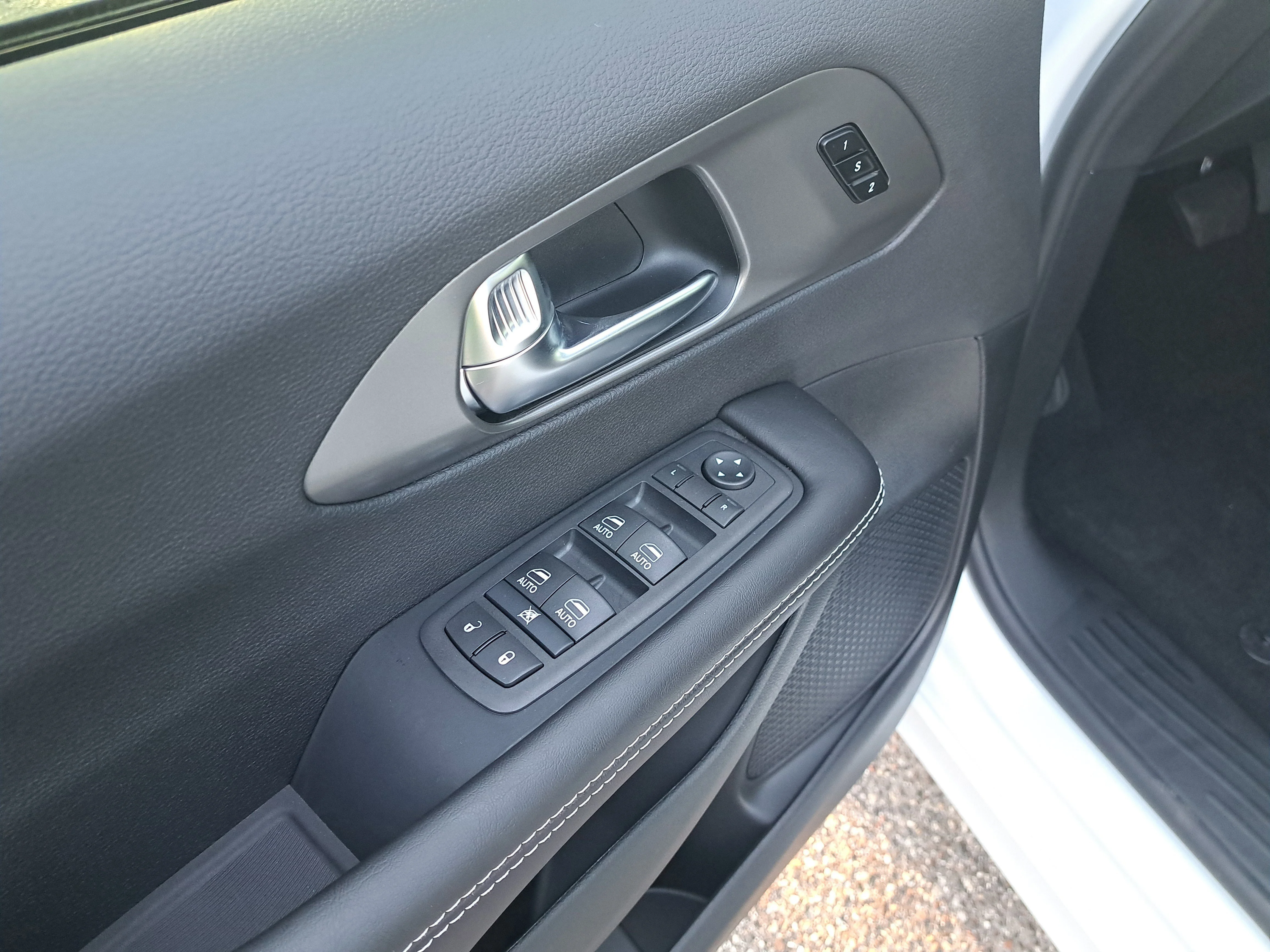 New 2026 Bright White Clearcoat Chrysler Select image 10