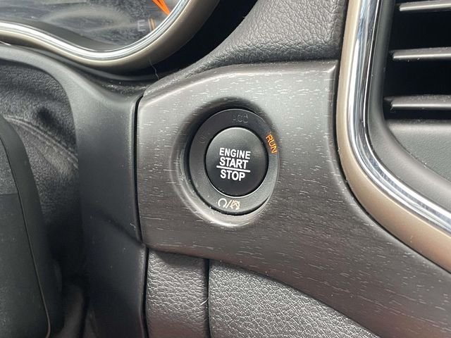 Used 2017 Crystal Metallic Jeep Laredo image 20