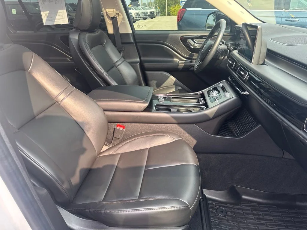 Used 2023 White Metallic Lincoln Standard image 32