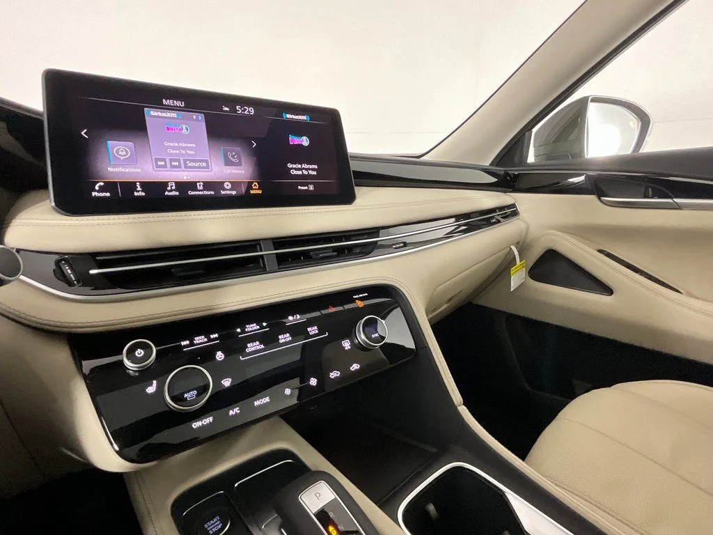 New 2025 White INFINITI Pure FWD image 4