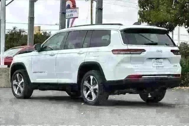 New 2025 Bright White Clear-Coat Exterior Paint Jeep Limited image 6