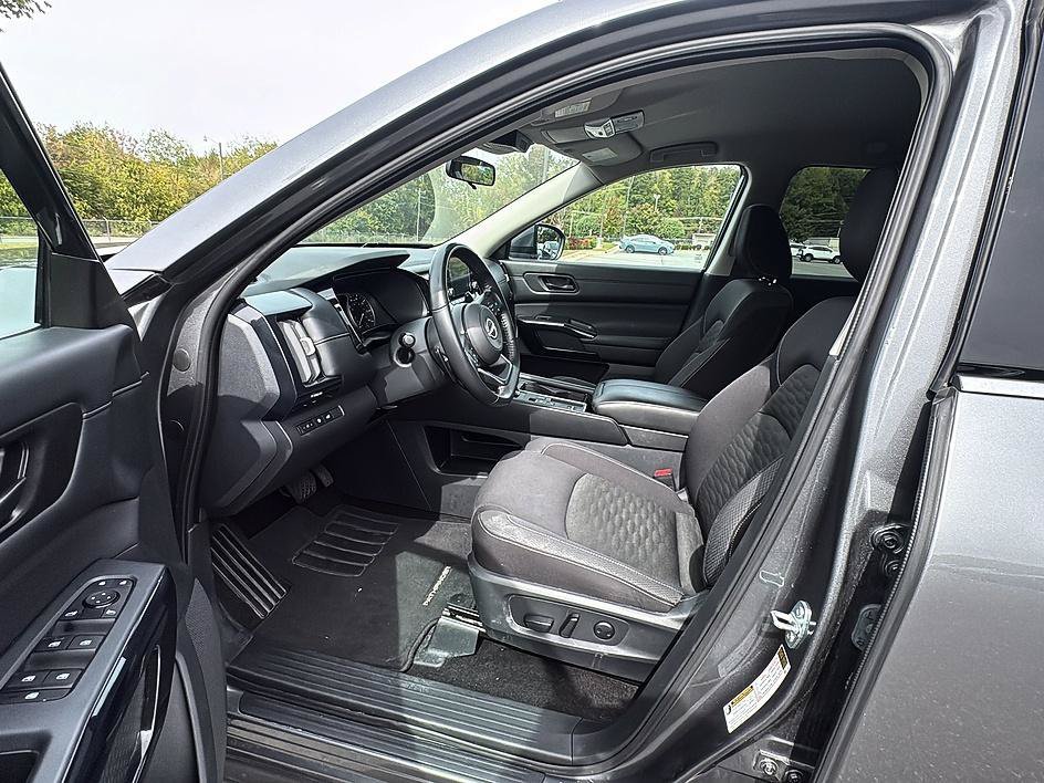 Used 2025 Super Black Nissan SV image 13