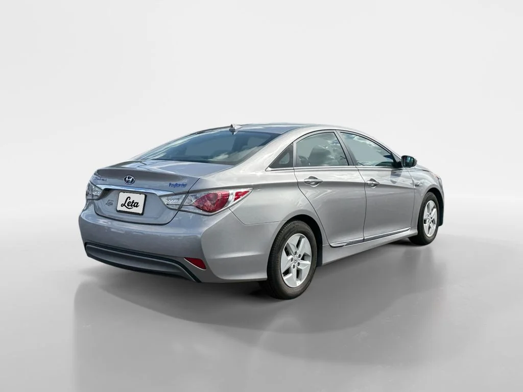 Used 2012 Hyper Silver Metallic Hyundai Base image 4