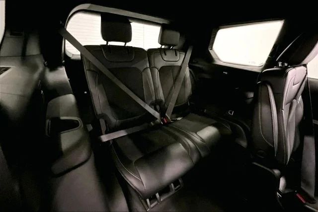 Used 2025 Diamond Black Crystal Pearlcoat Jeep Altitude image 32