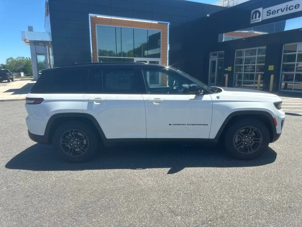 New 2024 Bright White Clear-Coat Exterior Paint Jeep Trailhawk 4xe image 15
