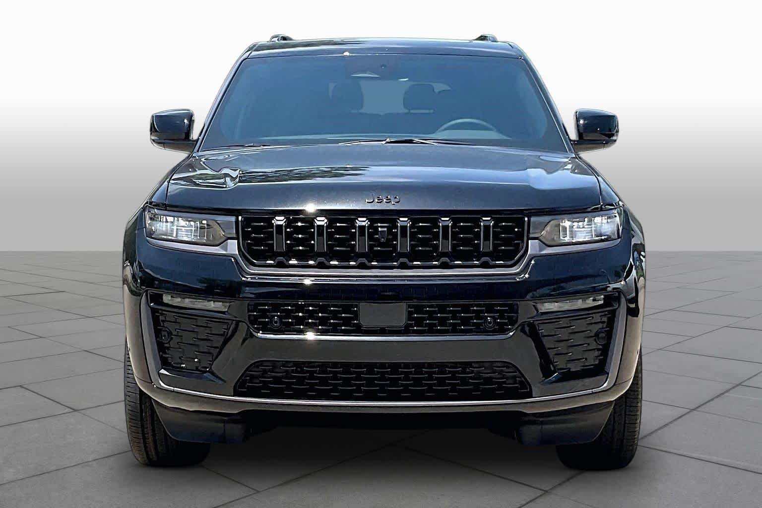 New 2026 Diamond Black Crystal Pearl-Coat Exterior Paint Jeep Limited Reserve image 3