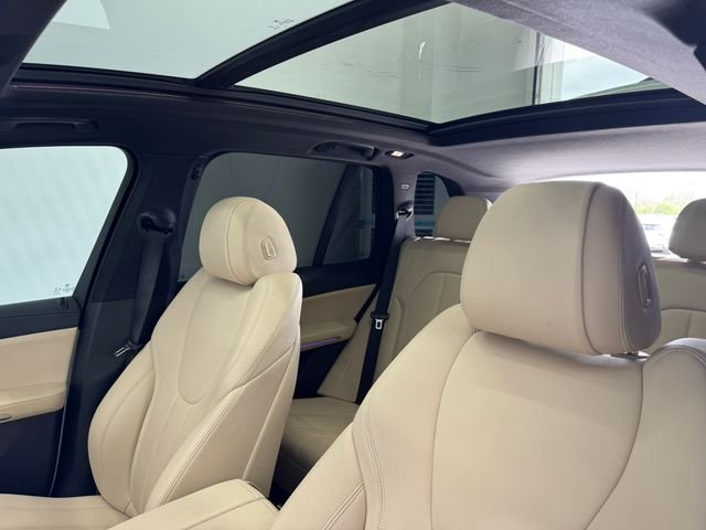 Used 2021 Alpine White BMW sDrive40i image 5