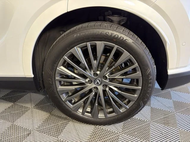 Used 2025 White Lexus 350h Luxury image 18