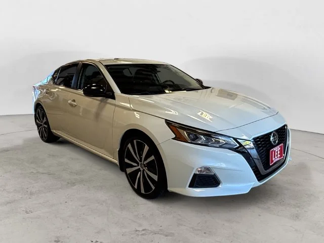 Used 2020 White Nissan 2.0 SR image 8