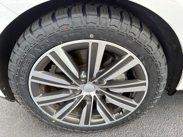 Used 2023 White Land Rover SE image 11
